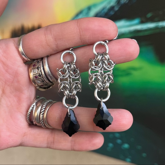 Handmade maille dangly stainless steel earrings with black austrian crystals - Picture 11 of 16